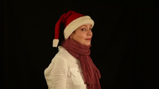 Chica bonita en rojo Navidad Santa sombrero sonríe — Vídeos de Stock