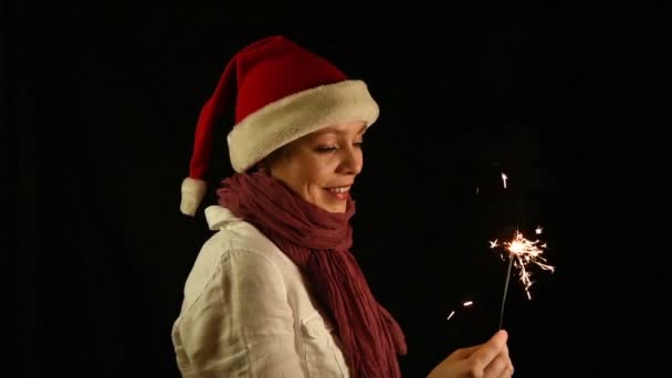 Söt flicka i röd Christmas Santa med tomtebloss — Stockvideo