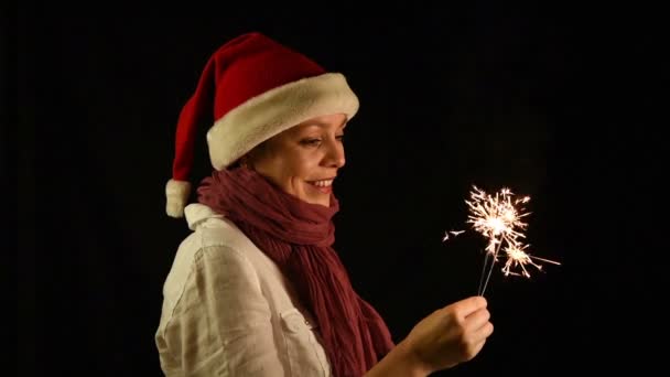 Mulher bonita em Papai Noel de Natal vermelho com Sparklers — Vídeo de Stock