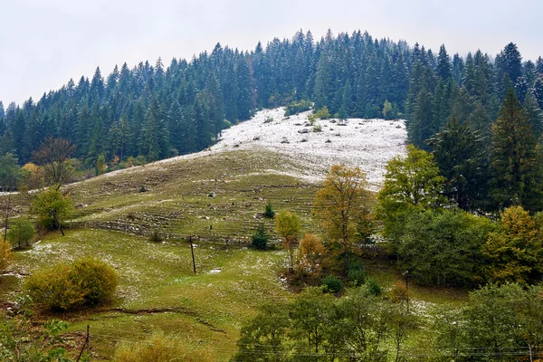 Berglandschaft mit Wolken Schnee Nebel und Regen — Stockfoto