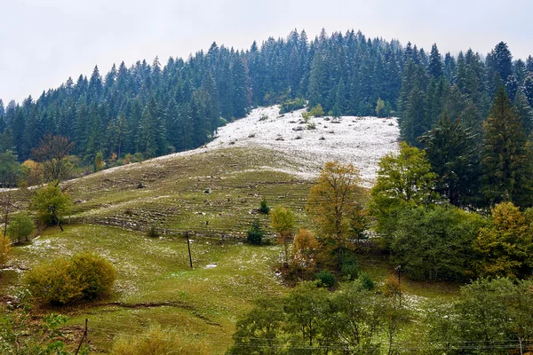 Hegyi táj, felhők hó, köd és az eső — Stock Fotó