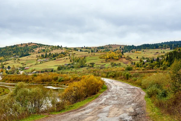 Montanha paisagem aldeia rural com nuvens e céu azul — Fotografia de Stock