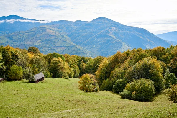 Paysage rural de montagne avec nuages et ciel bleu — Photo