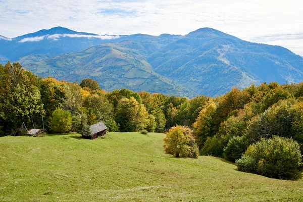 Paysage rural de montagne avec nuages et ciel bleu — Photo