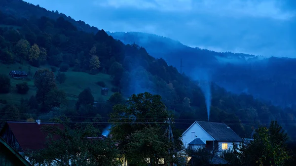 Rauchender Schornstein in der Nacht — Stockfoto