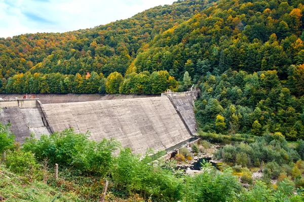 Weir e barragem nas montanhas — Fotografia de Stock