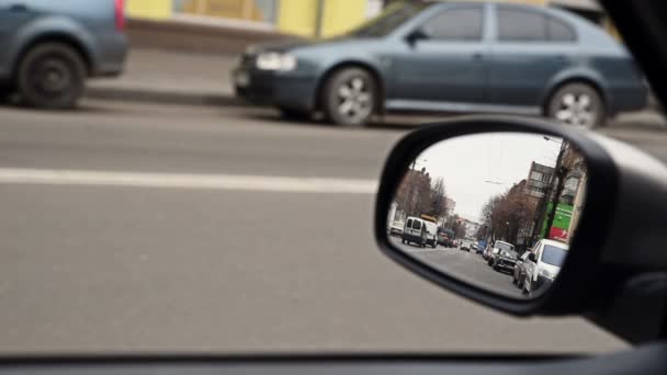 Kijk in de spiegel rijden achteraanzicht — Stockvideo