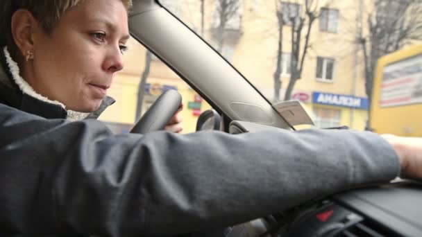 Donna guidatore che programma il navigatore GPS in auto — Video Stock