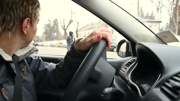 短い髪金髪の女性が車を運転 — ストック動画