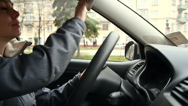 Жінка фіксує макіяж в машині під час водіння — стокове відео