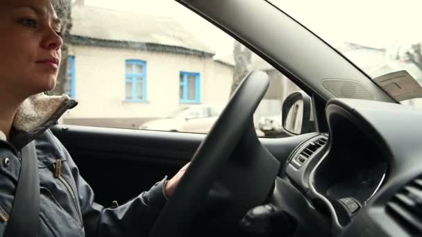 Mulher dirigindo estacionamento e sair do carro — Vídeo de Stock