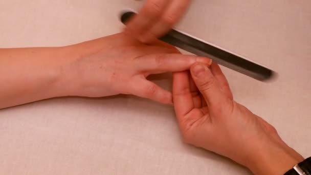 Schilderij van manicure en nagels in spa salon polijsten — Stockvideo