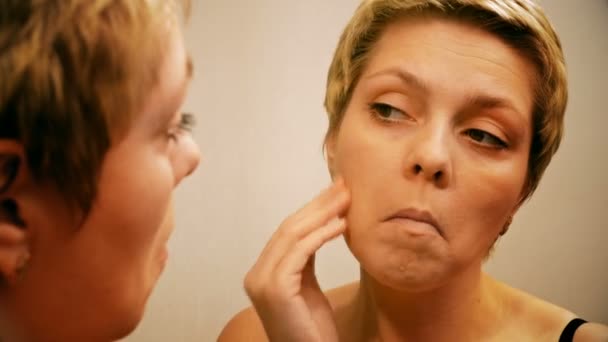 Mujer aplica maquillaje corrector base crema — Vídeos de Stock
