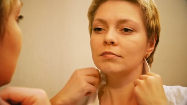 Sarışın kadın elbiseleri ve ayna daha yakışıklı gösterir — Stok video