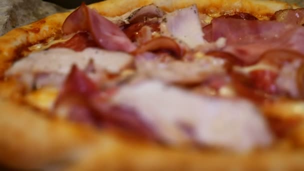 Italiensk pizza med kött, bacon, pepperoni, ost — Stockvideo