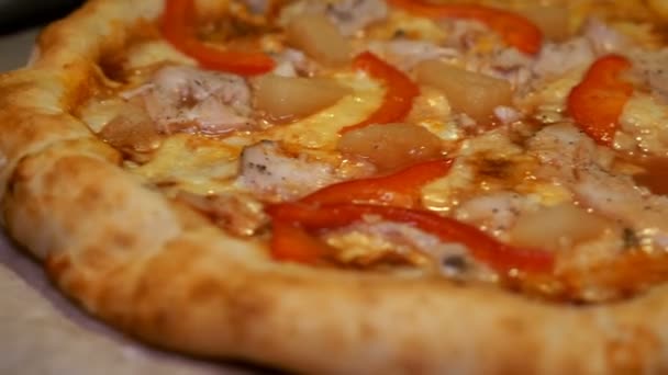 Pizza italienne avec viande, bacon, pepperoni, fromage — Video