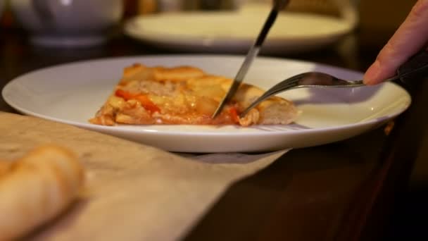 Cortar y comer pizza italiana con carne, tocino — Vídeos de Stock