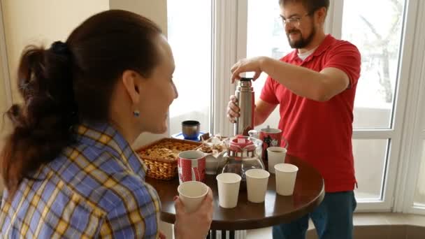 お茶を飲みながらスナックブレイクを持つ幸せなカップル — ストック動画