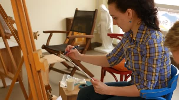 Artista femenina dibuja un boceto a lápiz en estudio de arte — Vídeo de stock