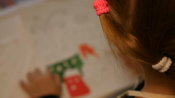 Маленькая девочка рисует акварелью кистью — стоковое видео
