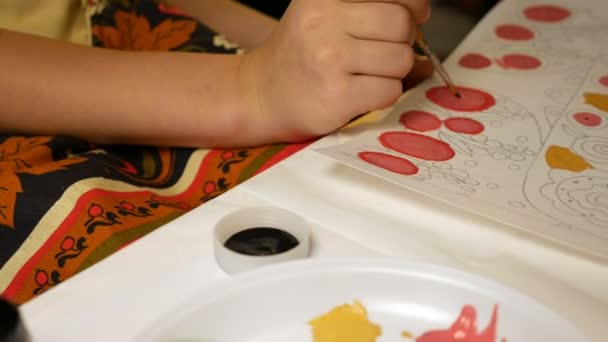 Child paints watercolor picture with paint brush — Stock Video