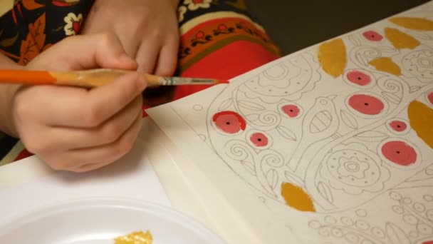 Child paints watercolor picture with paint brush — Stock Video