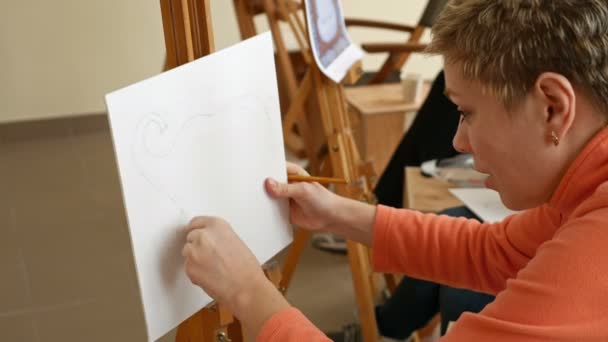 Artiste féminine dessine un croquis au crayon dans un atelier d'art — Video