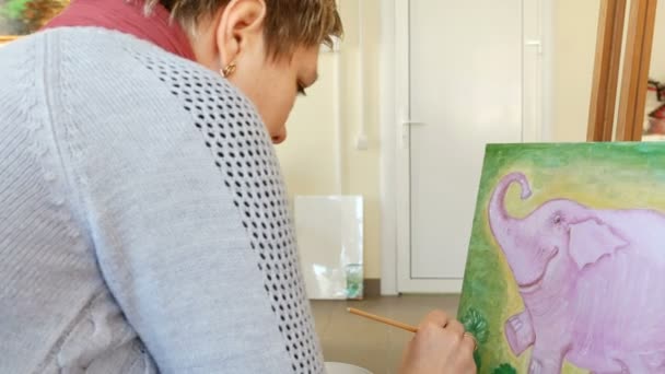 Γυναίκα καλλιτέχνης ζωγραφίζει εικόνα έργα τέχνης στο art studio — Αρχείο Βίντεο