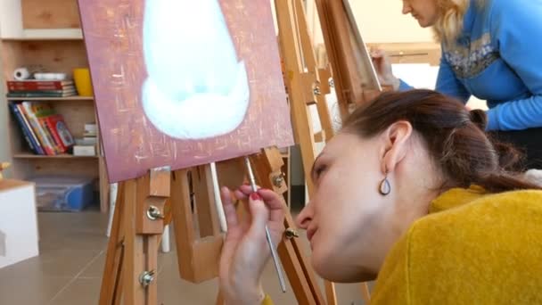 Artista femenina pinta obras de arte en estudio de arte — Vídeos de Stock