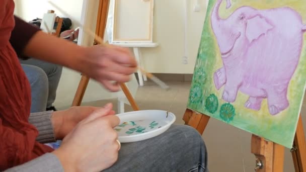 アート スタジオで女性アーティスト塗料画像アートワーク — ストック動画