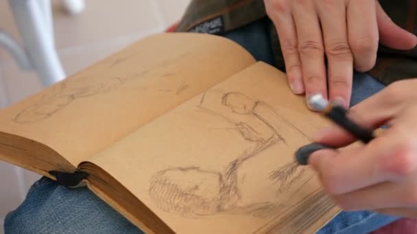 Графічний художник малює ескізну картину інструкцію з мистецтва — стокове відео