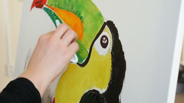 Konstnär målar bilden konstverk canvas i art studio — Stockvideo