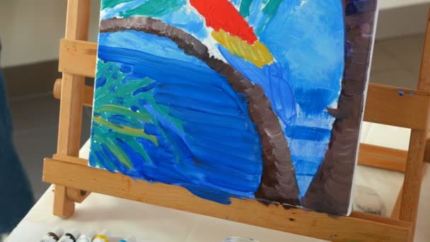 Petite fille peint des huiles tableau avec pinceau — Video