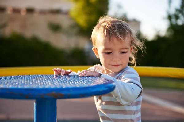 Bébé garçon enfant joue dans l'aire de jeux — Photo