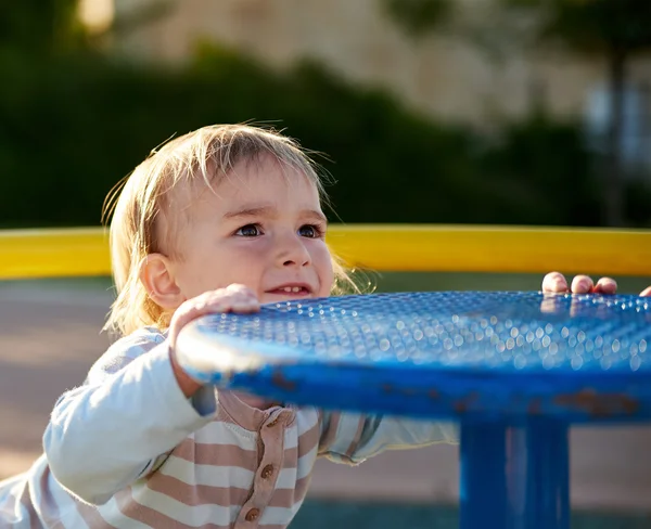 Baby jongenskind speelt op het gebied van de speeltuin — Stockfoto