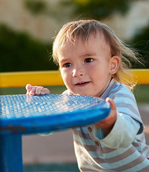 Baby jongenskind speelt op het gebied van de speeltuin — Stockfoto