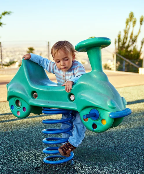 Baby jongenskind speelt op het gebied van de speeltuin — Stockfoto