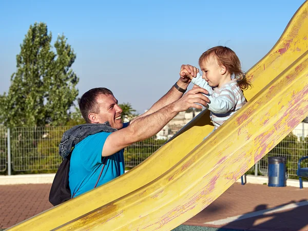 Père et bébé enfant petit garçon jouant sur la glissière — Photo