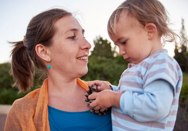 Madre juega con su pequeño bebé al aire libre —  Fotos de Stock