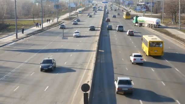 Snelweg verkeer rijden in een grote stad in Europa — Stockvideo