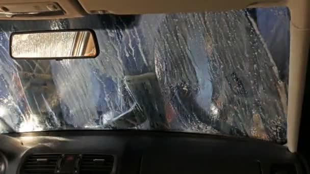 Lavado automático de coches túnel. Vista desde el interior . — Vídeo de stock