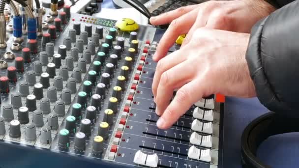 Tavola audio console mixaggio ponte DJ con le mani — Video Stock