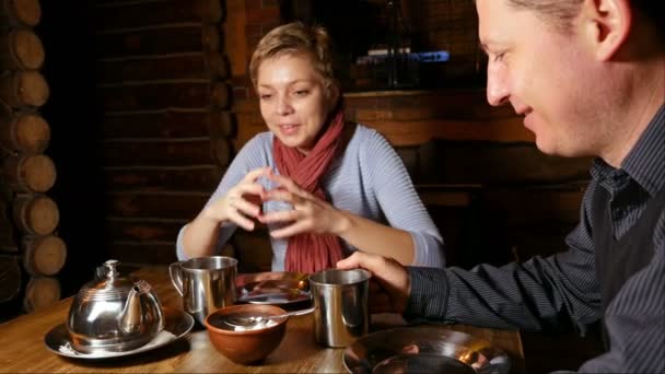 Jong koppel cancelbots chatten in een café — Stockvideo