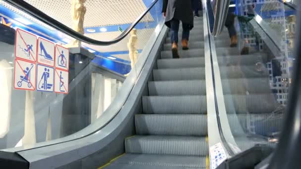 Gente subiendo por escaleras mecánicas en el centro comercial — Vídeo de stock