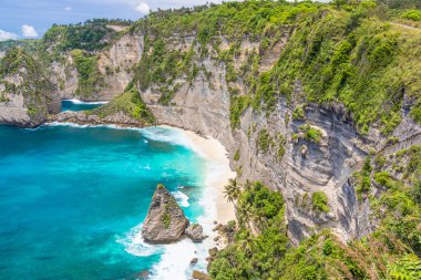 Nusa Penida, Bali, Endonezya 'da tropik elmas plajı. Güzel deniz manzarası.