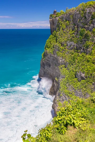 Hatalmas Tengeri Hullámok Ütköznek Sziklás Part Felé Bali Uluwatu Tengeri — Stock Fotó