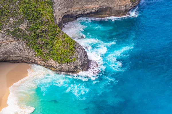 La ola se estrella en la orilla de una hermosa playa en Bali. — Foto de Stock