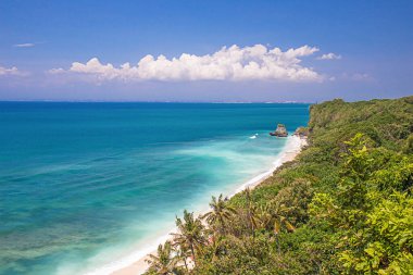 Endonezya 'daki güzel tropik sahil Bali. Arkasında küçük bir ada olan deniz manzarası