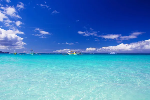 Playa tropical con agua turquesa. Barcos en el mar azul en la isla de Boracay, Filipinas. — Foto de Stock