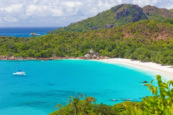Pintoresco paisaje en la playa de Anse Lazio en la isla de Praslin, Seychelles. Vista desde arriba. Océano azul y arena blanca. — Foto de Stock